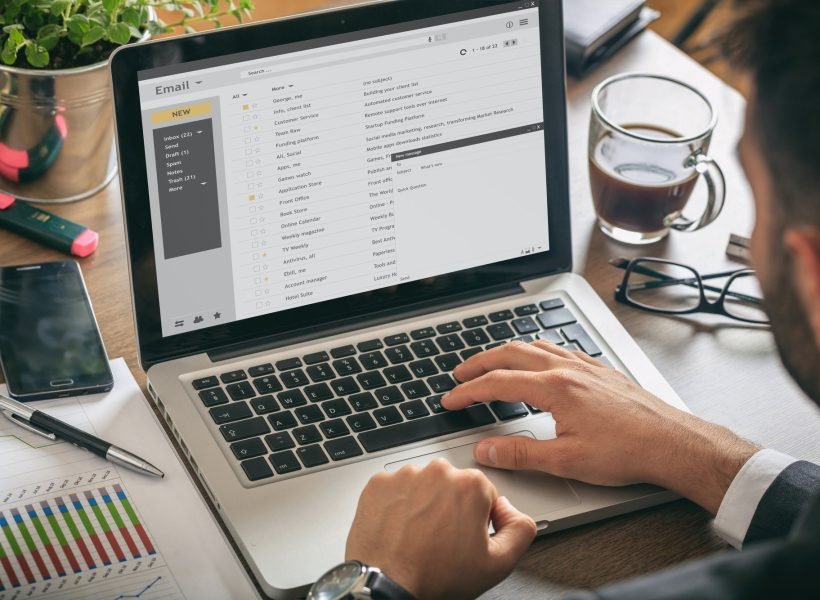 Laptop leżący na biurku